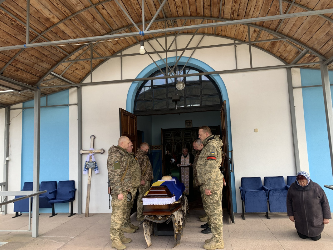 Загинув ще у серпні, а прощалися лише нині: на Волині в останню путь провели Героя Леоніда Бриндзія