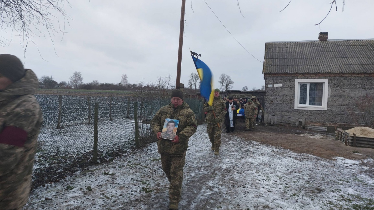 Більше року вважався зниклим безвісти: на Волині попрощалися з Героєм, якому навіки 42