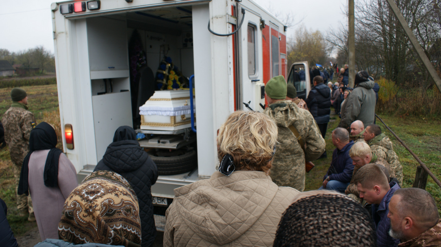 «Встелили всі села квітами, а хлопчика мого немає…»: у громаді на Волині провели в останню дорогу Героя Миколу Загоровця
