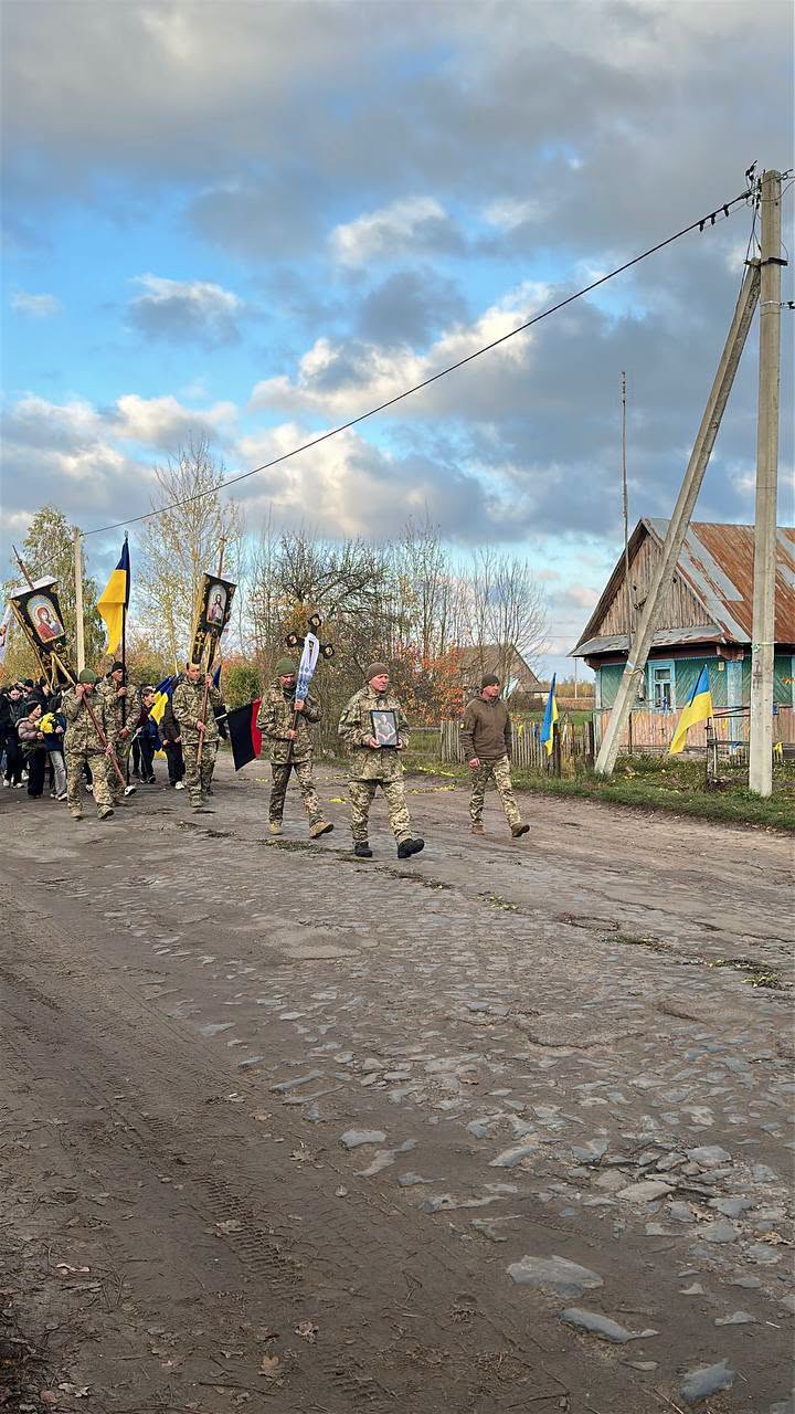 На Волині провели в останню дорогу воїна Романа Лисюка, який помер від важкого поранення