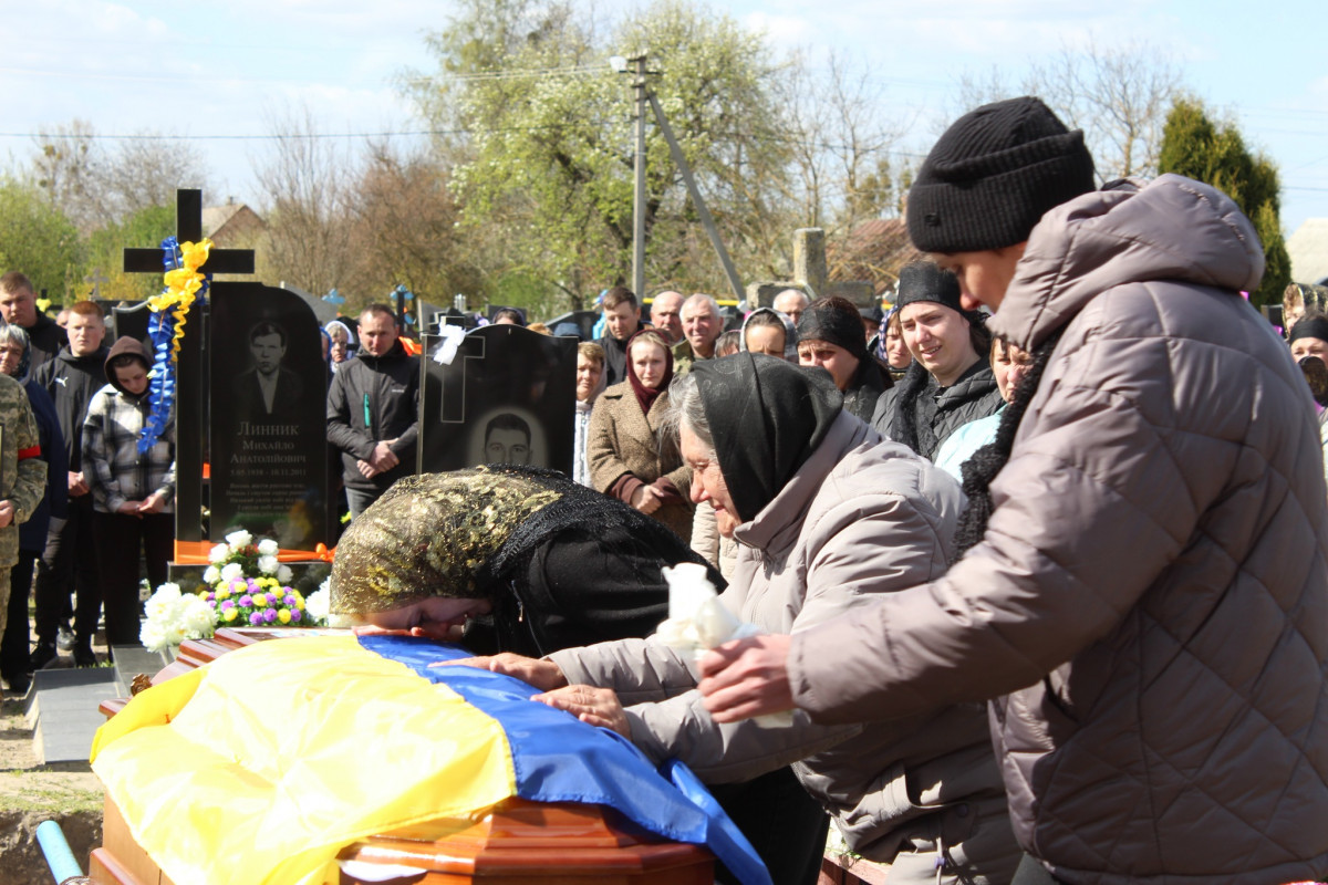 Не дочекалася дружина, не обійняла мама: волиняни попрощалися з полеглим Героєм Дмитром Демчуком