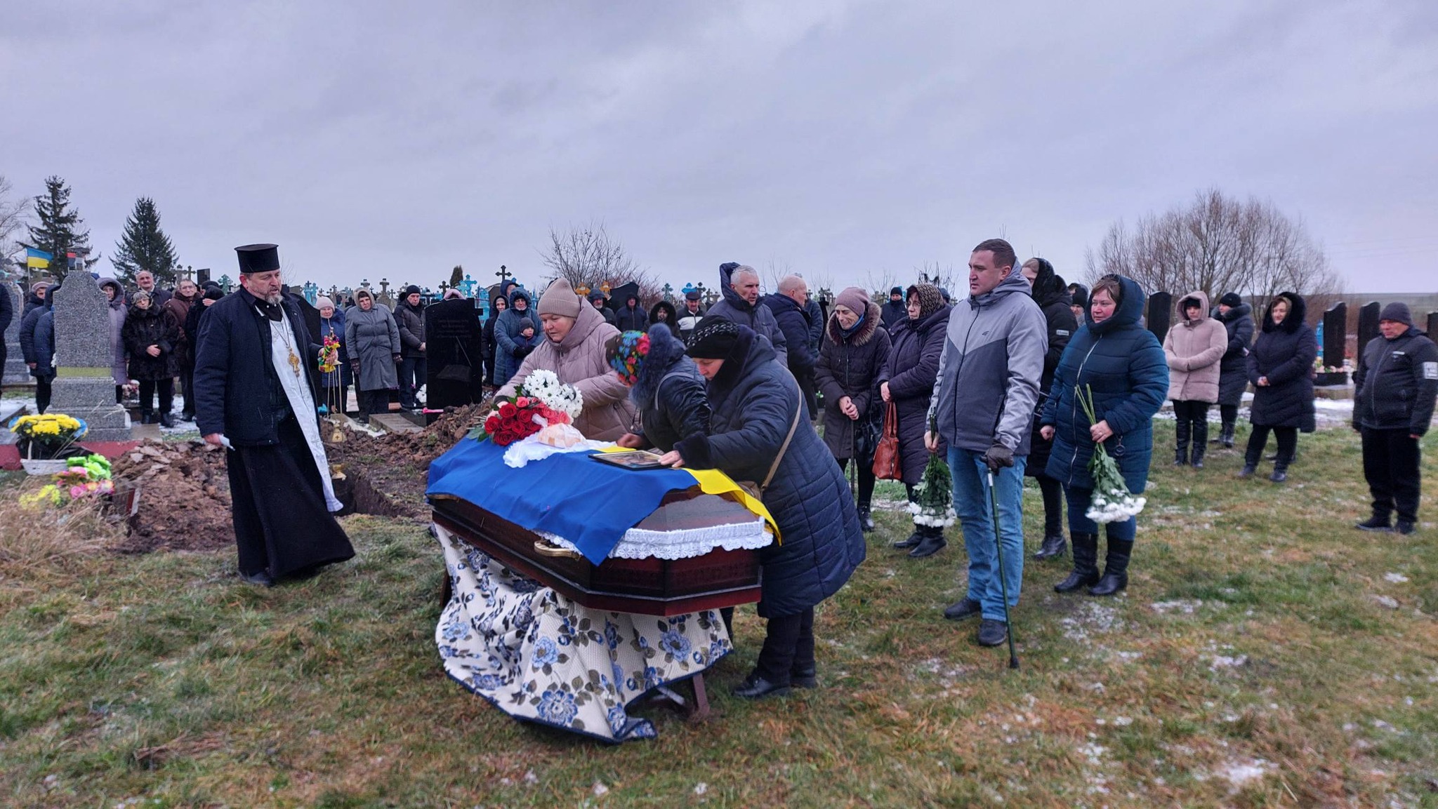 Більше року вважався зниклим безвісти: на Волині попрощалися з Героєм, якому навіки 42