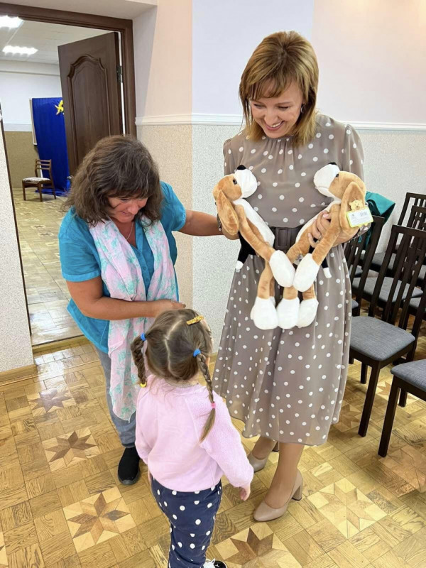 У Луцьку ізраїльська Хібукі-іграшка обіймами рятує дітей-переселенців від наслідків війни