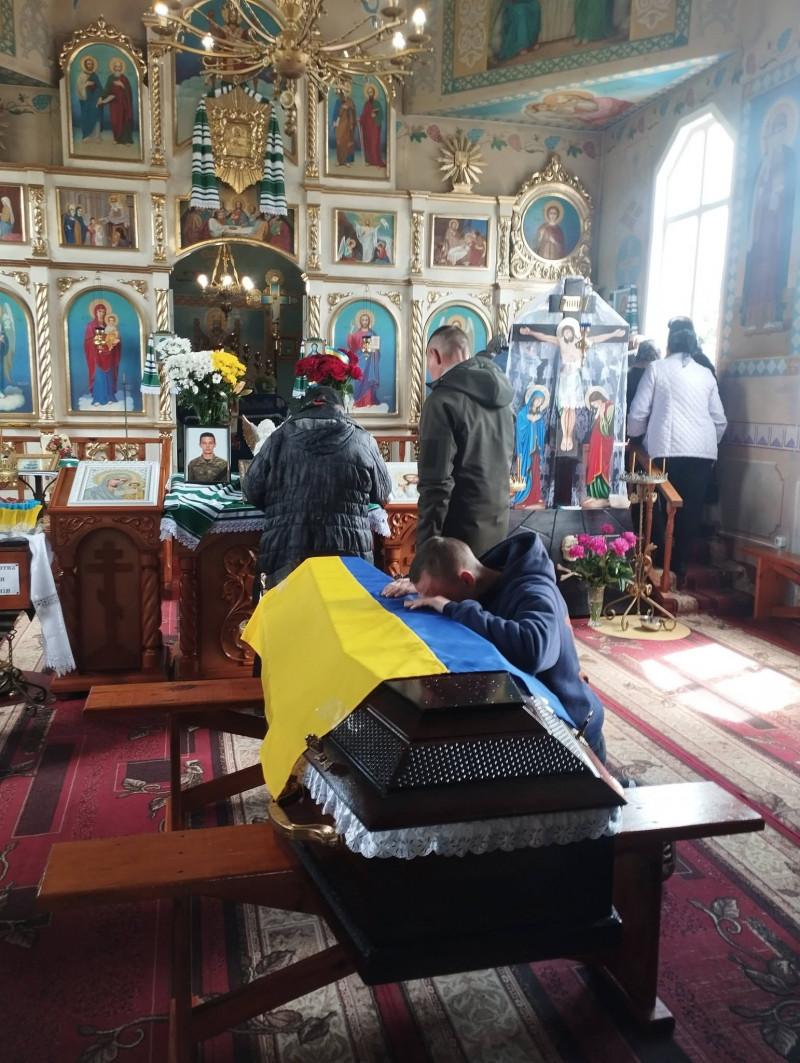 Назавжди молоді Герої: громада на Волині провела в останню путь 26-річного Сергія Сміховського і 28-річного Миколу Кобрина