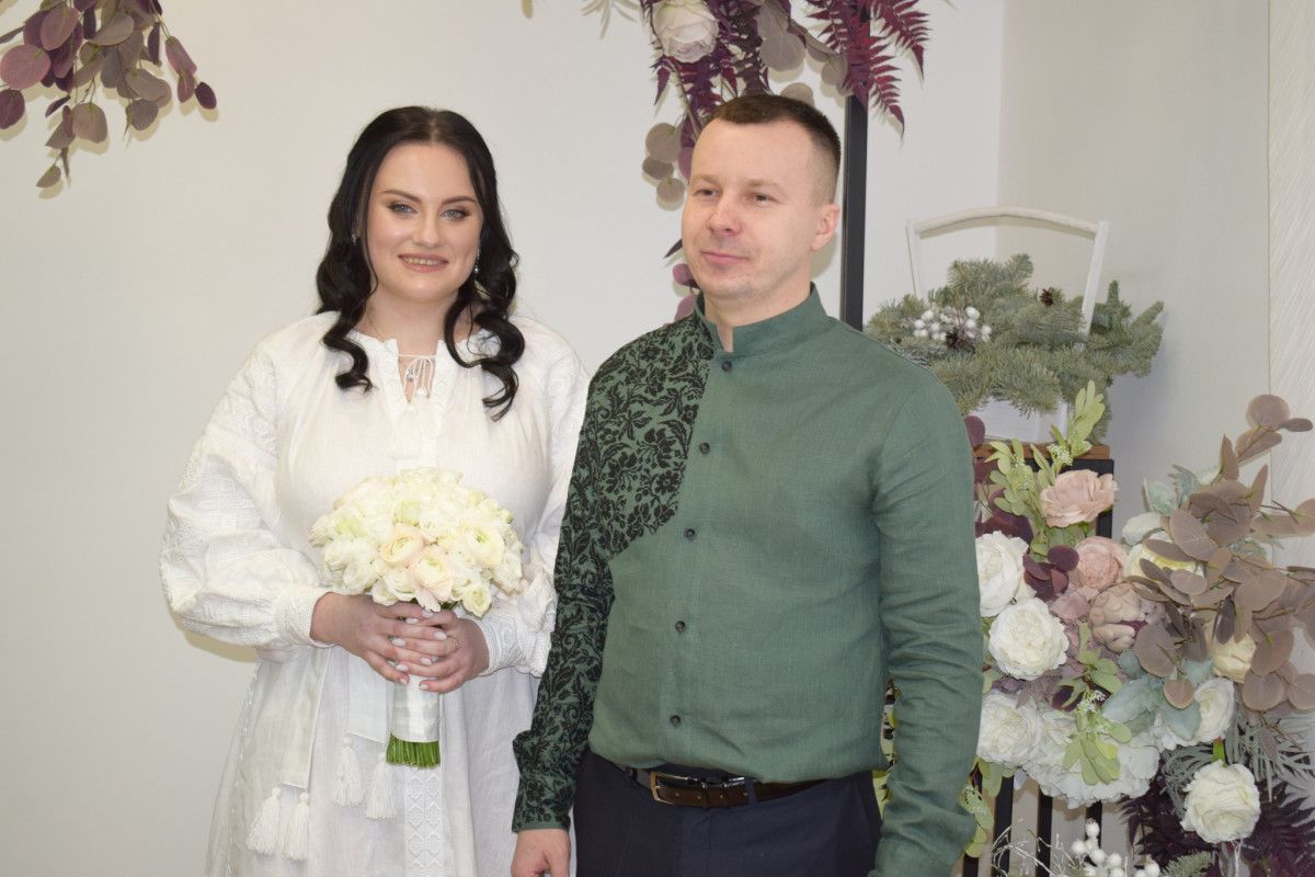 У день закоханих в Луцькому ЦНАПі одружилися сім пар наречених