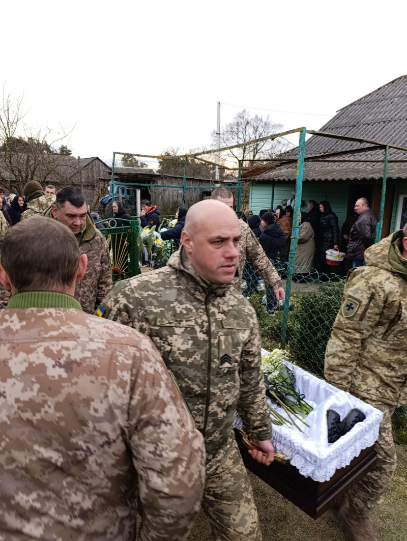 Взірець мужності та незламності: на Волині провели в останню дорогу відважного Героя Івана Дзьобана