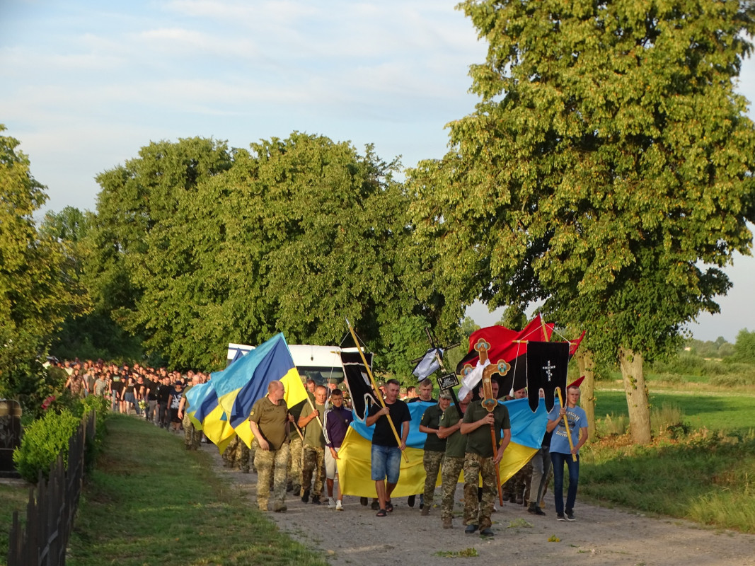 На колінах Героя зустрічало село за селом: на Волині в останню дорогу провели загиблого захисника Павла Дрозда