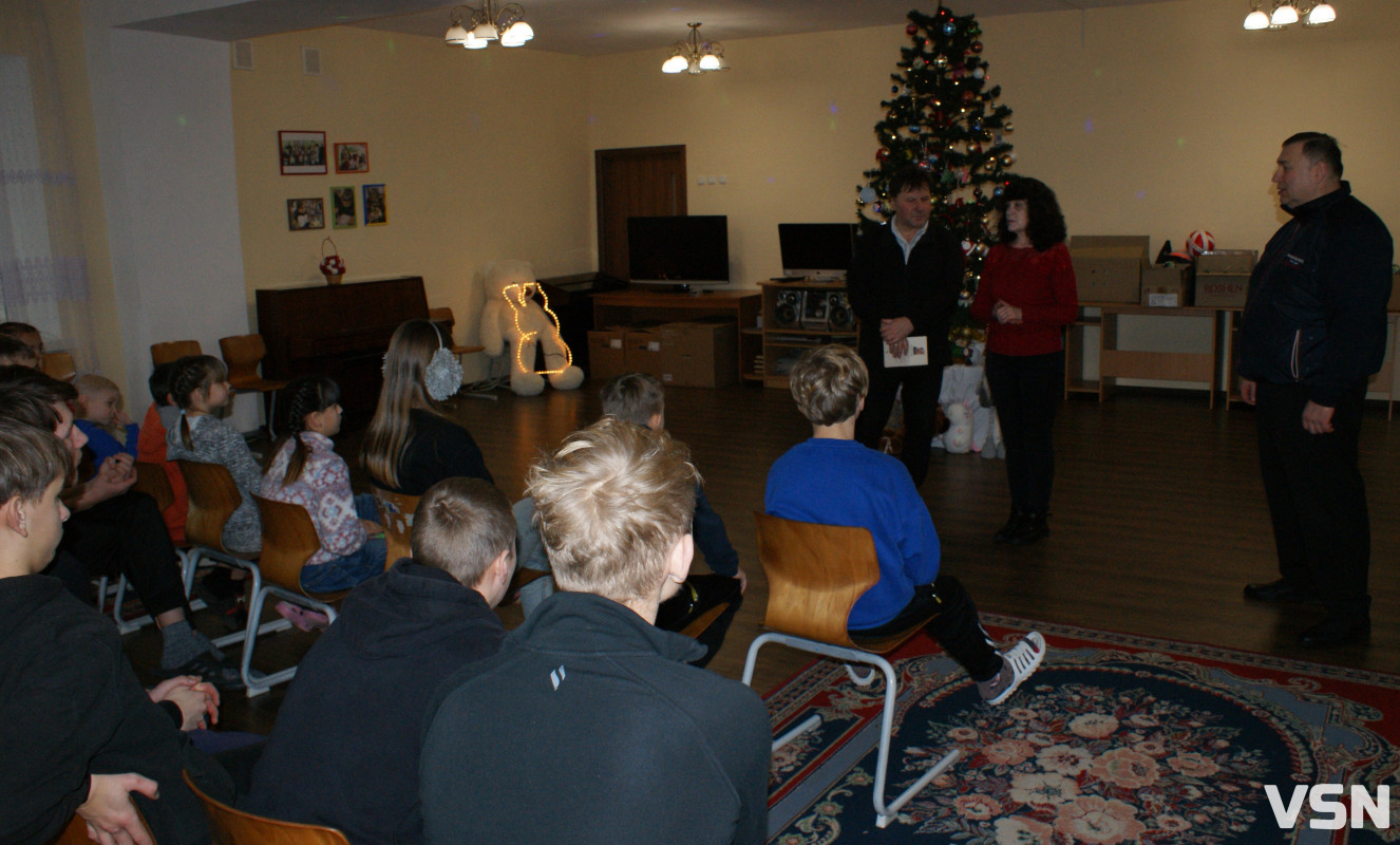 Поет з Волині передав допомогу дітям у Рожищі від американських письменників