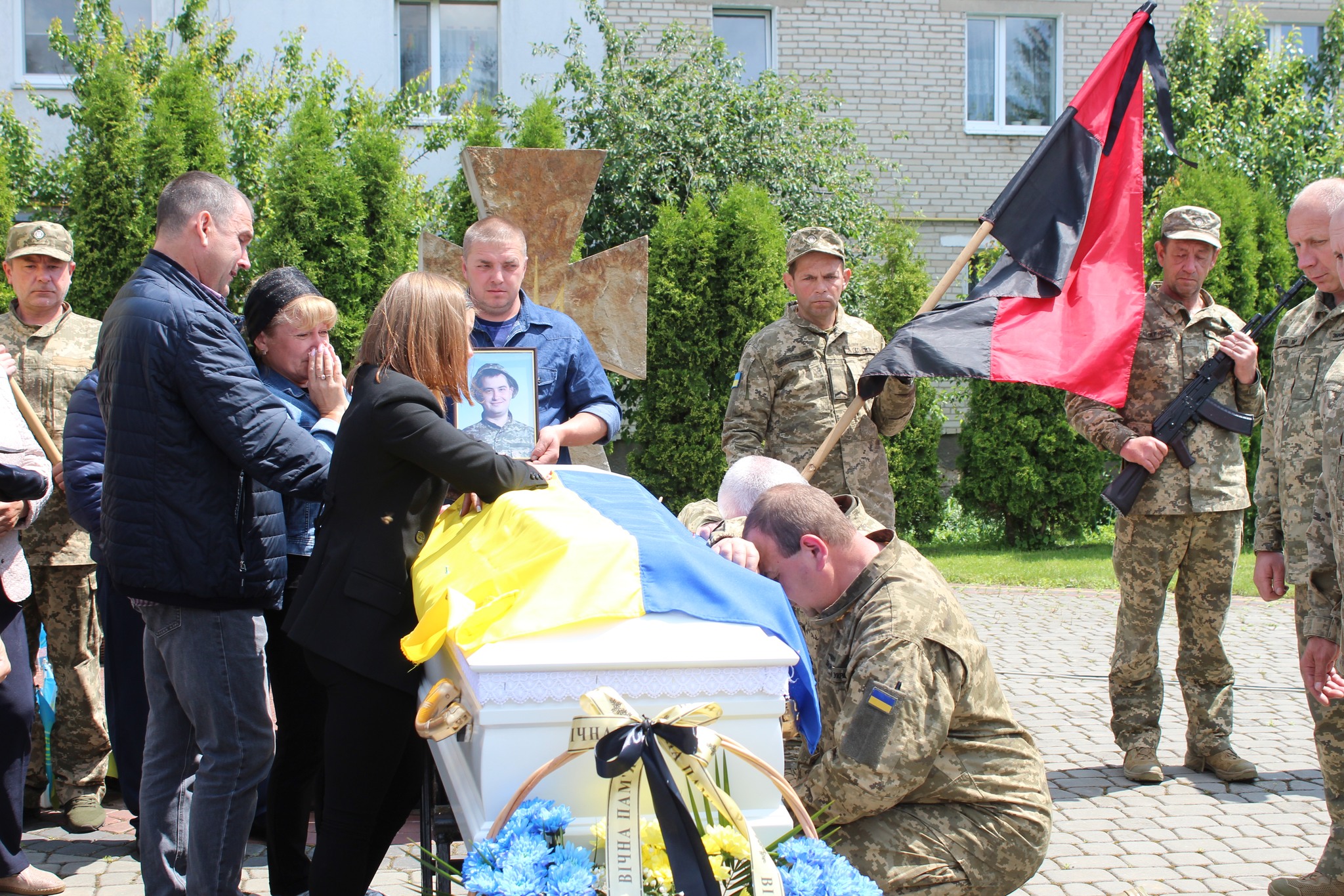 Весільний коровай, тужлива мелодія і море квітів: громада на Волині прощалася з Героєм Романом Карпюком
