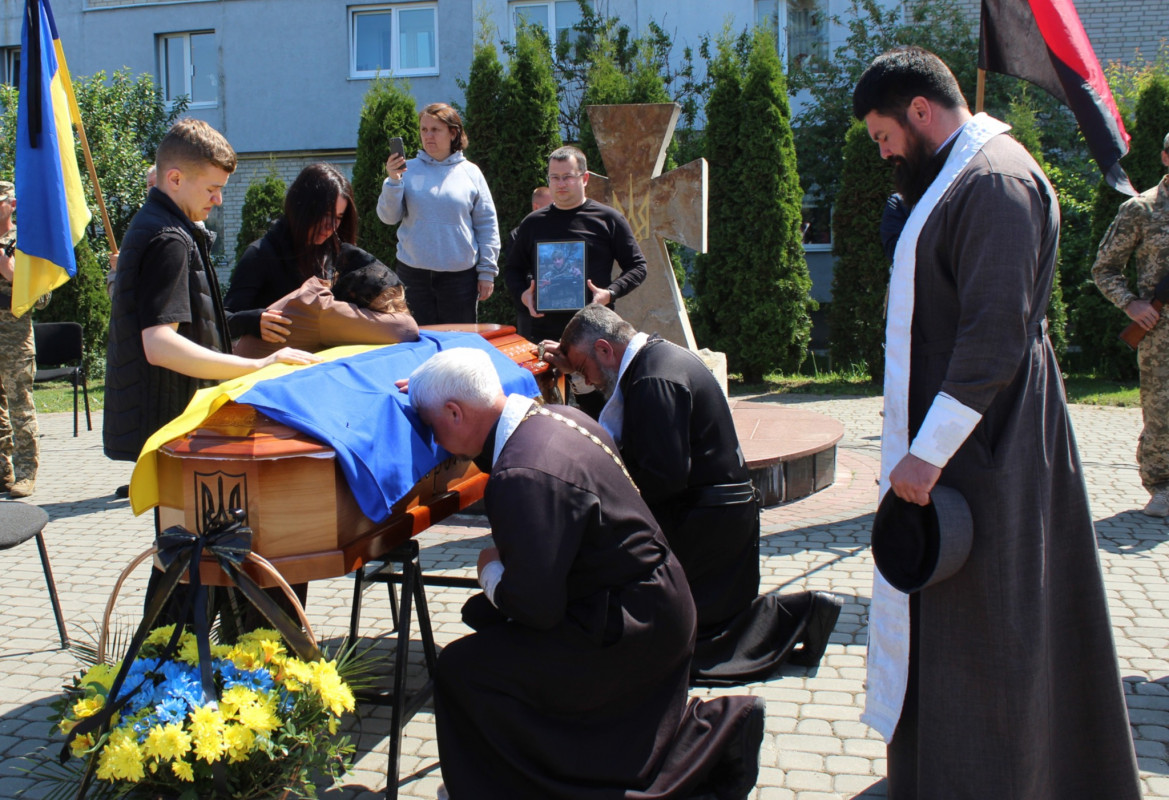 Рік і три місяці вважався зниклим безвісти: на Волині в останню земну путь провели Героя Павла Герасимчука