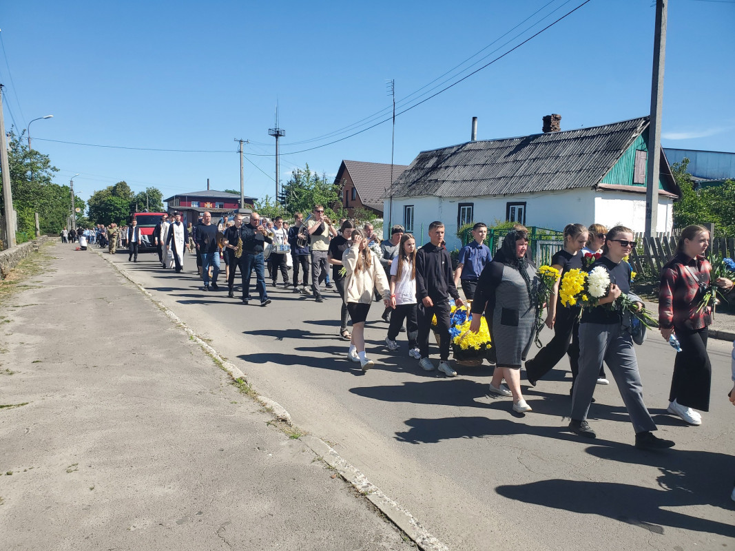 «Не висихають сльози матерів, дружин, осиротілих дітей»: на Волині поховали полеглого на фронті правоохоронця