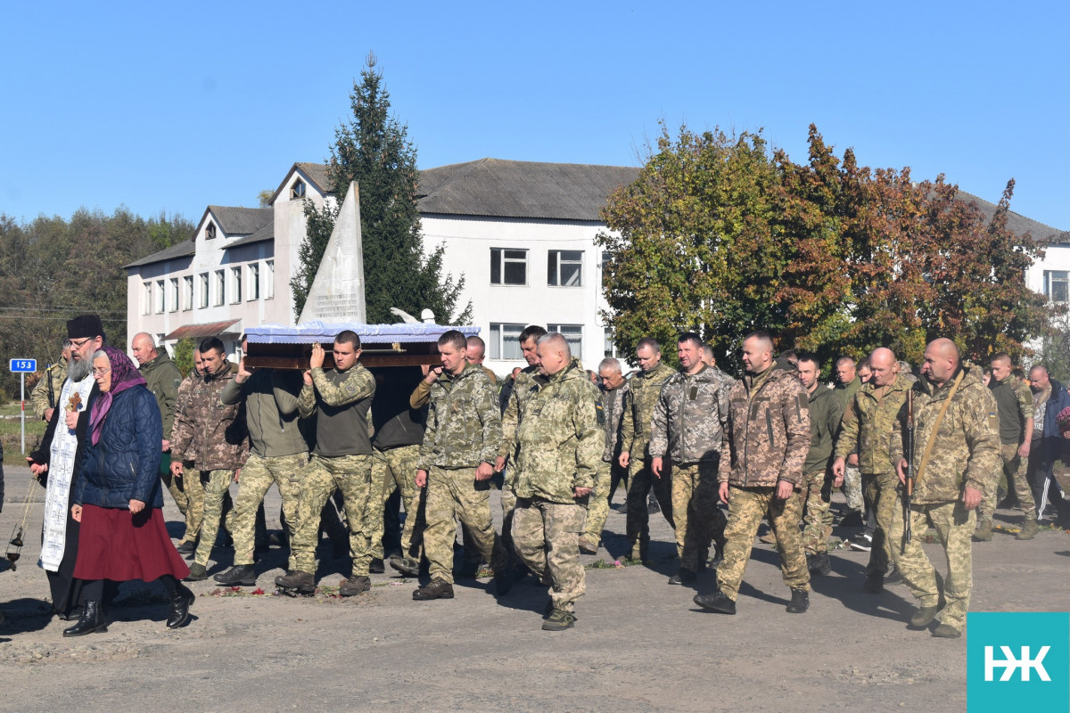 Коровай гірчив від сліз, розділили його на кладовищі: на Волині поховали молодого Героя Івана Комзюка