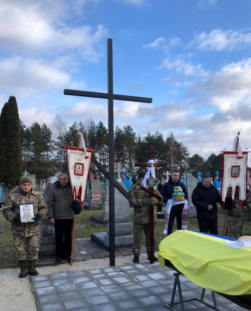 Рано втратив батьків: на Волині попрощалися із молодим Героєм Тарасом Сохацьким