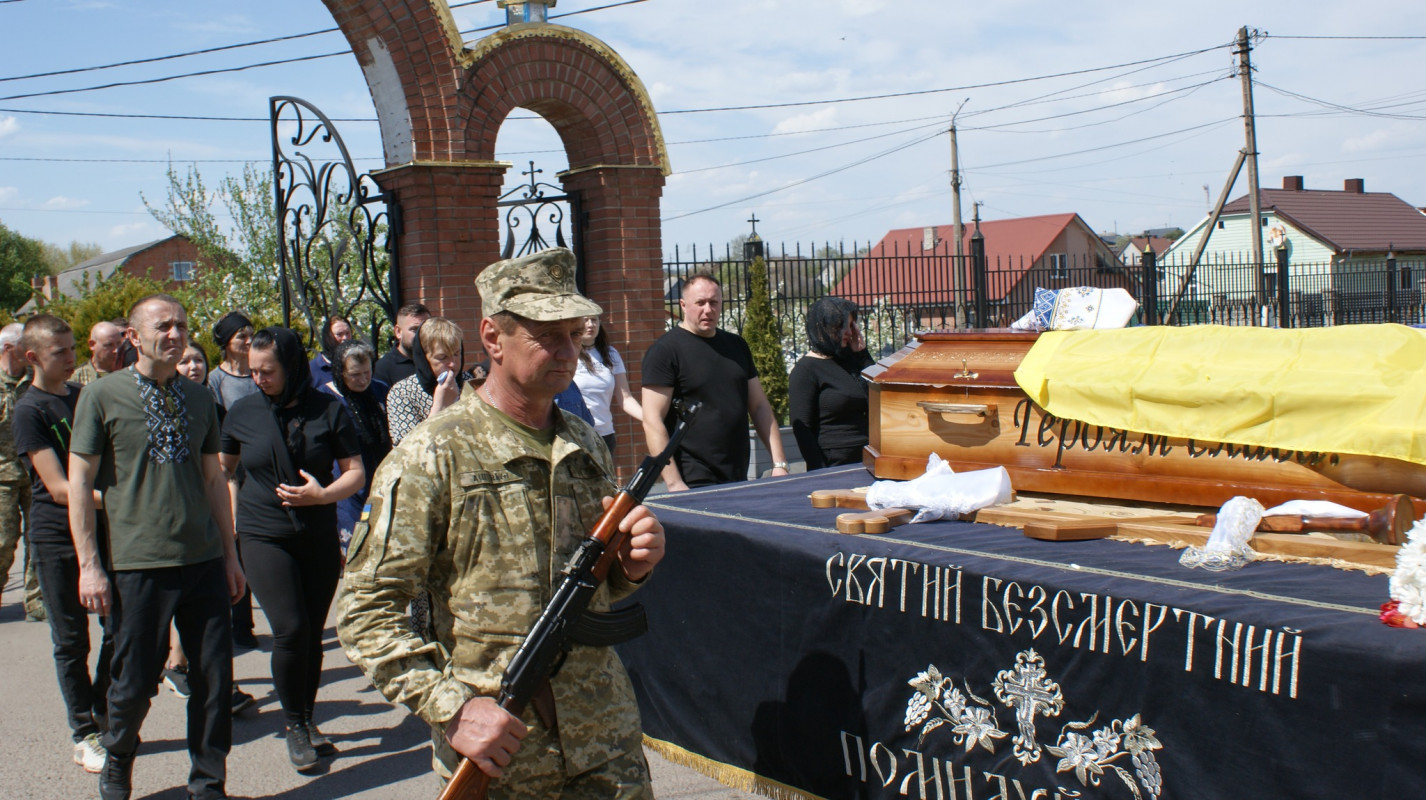 Після 789 днів очікування: на Волині провели в останню дорогу 21-річного Героя Івана Бречка