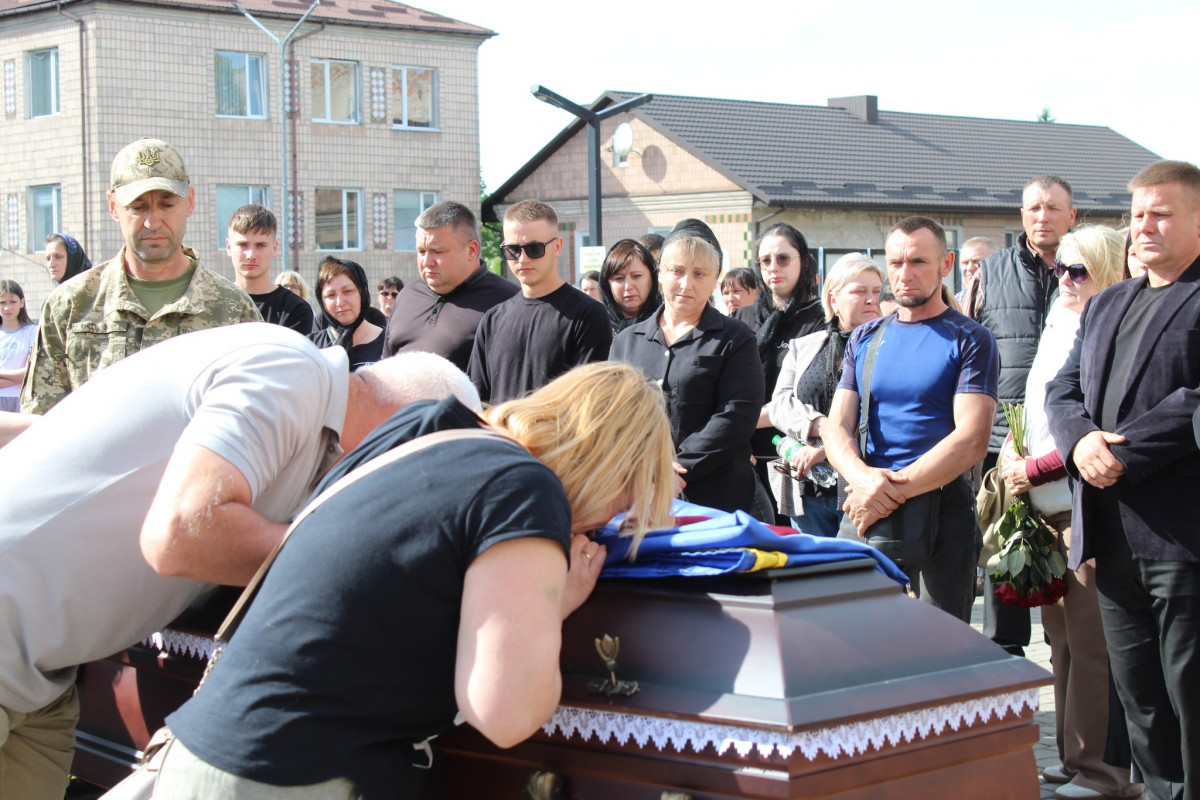 «Врятував побратима ціною власного життя»: на Волині попрощалися з 25-річним Героєм Андрієм Лавренчуком