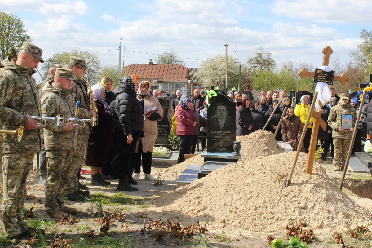 Не дочекалася дружина, не обійняла мама: волиняни попрощалися з полеглим Героєм Дмитром Демчуком