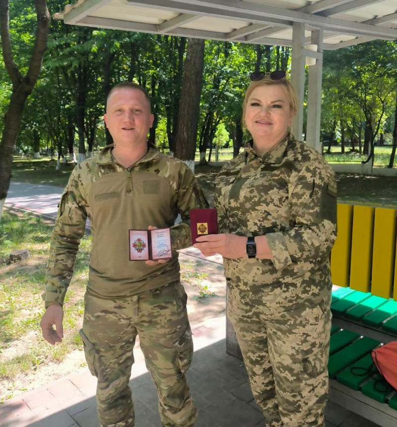 Поранених бійців 100-ї ОМБр відвідали у лікарнях та вручили почесні відзнаки