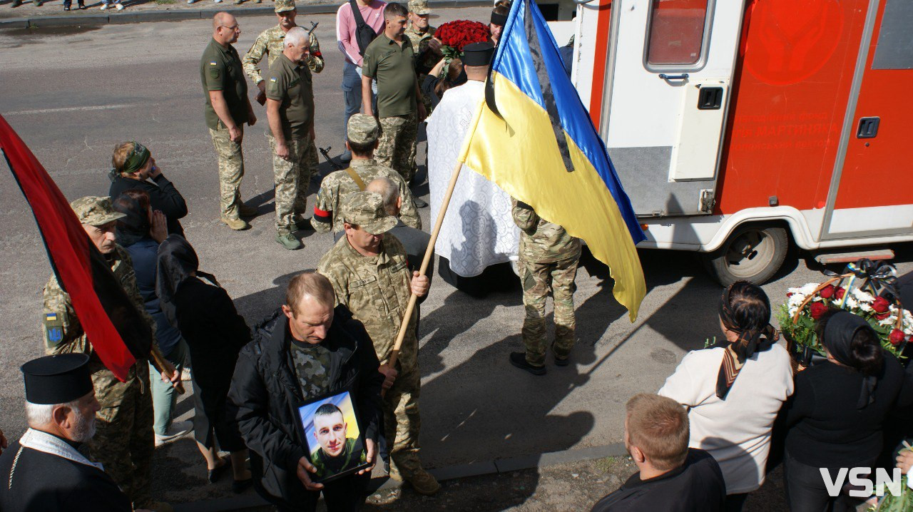 Повернувся додому після майже дворічної невідомості: Рожищенська громада зустріла «на щиті» Героя Віталія Козла. Фото
