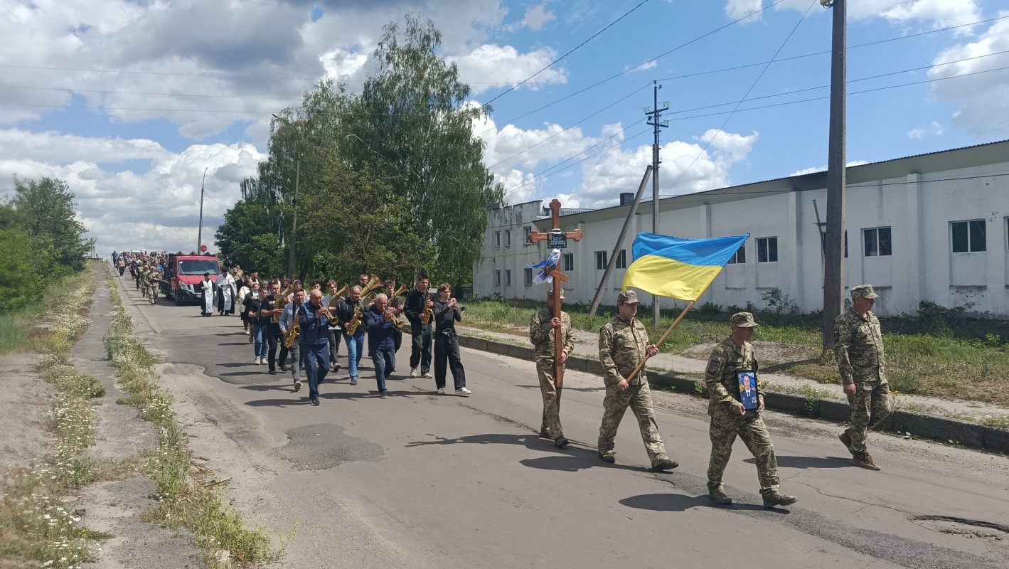 Біль втрати, що не стихає: у громаді на Волині провели в останню дорогу підполковника Повітряних сил України Юрія Халика