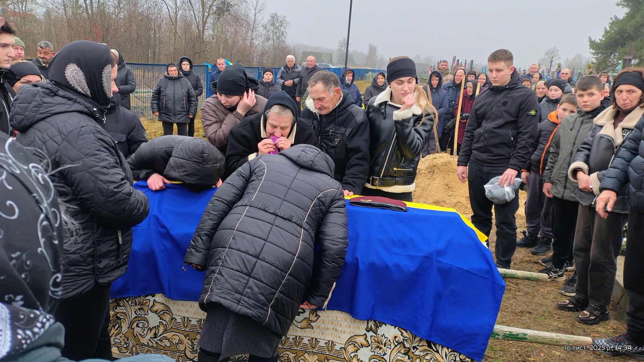 Для синів і донечок був татом, другом і порадником: на Волині в останню земну дорогу провели Героя Руслана Харчика