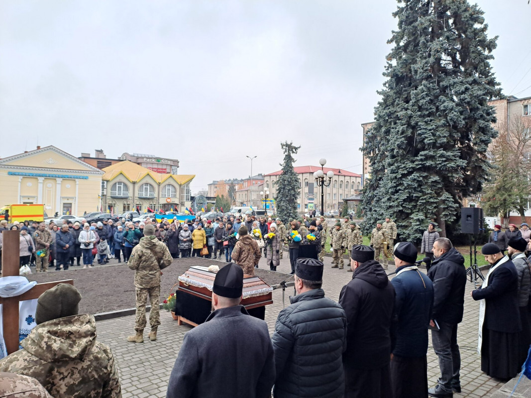 Неповних два місяці тому тільки одягнув військову форму: на Волині попрощались з Героєм Ростиславом Кривчуком