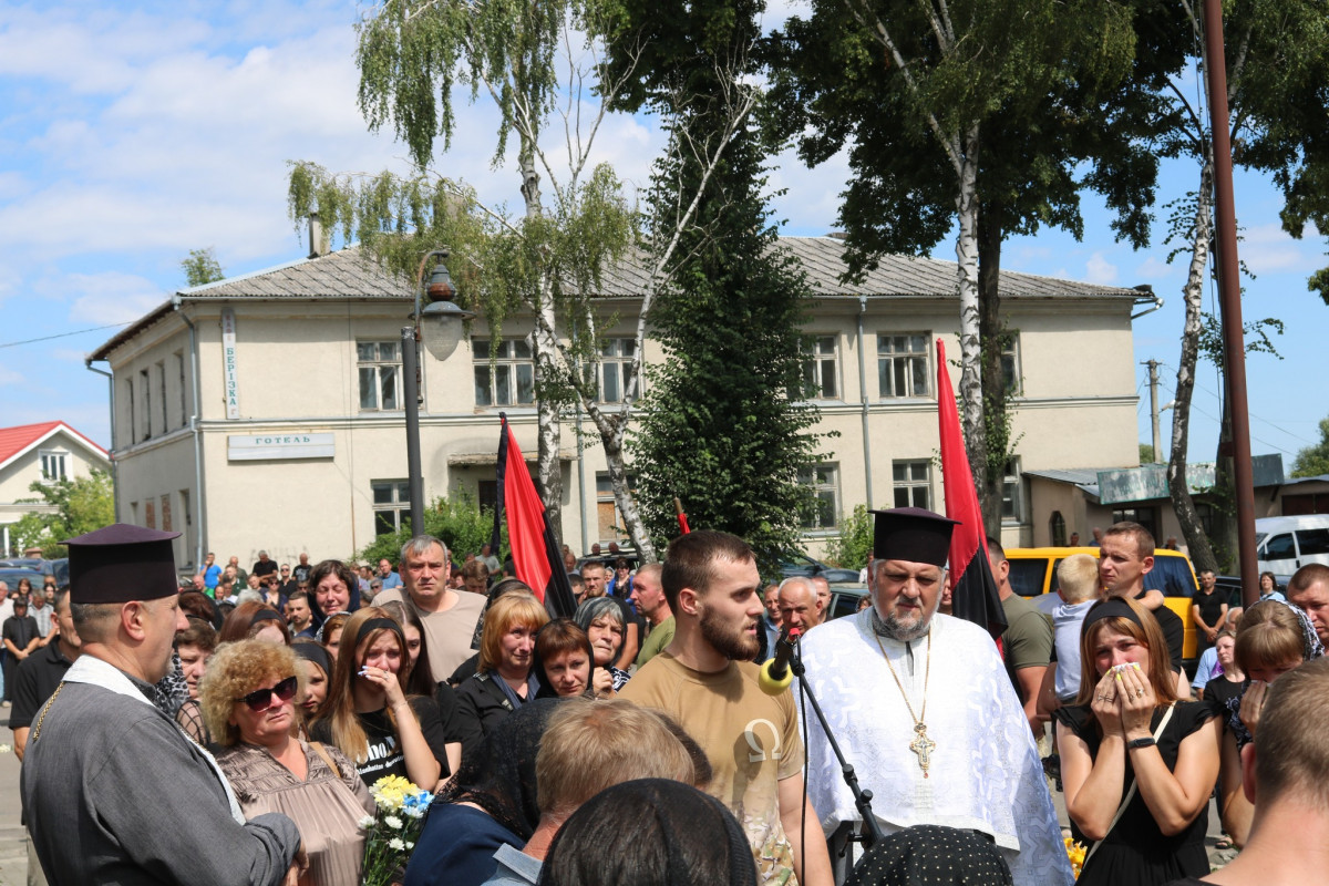 Невтомний трудівник, гарний сім’янин і надійний друг: на Волині всім селом ховали загиблого Героя Сергія Кравчука