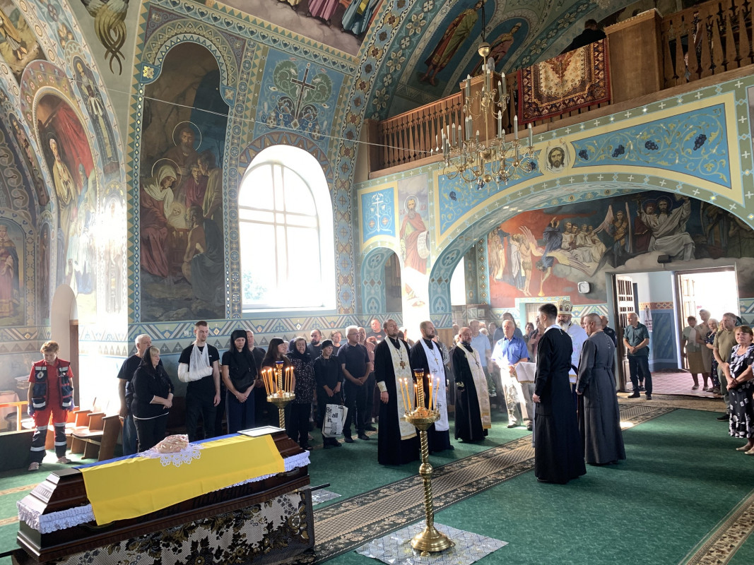 Овдовіла дружина, без батька залишилися донечка: на Волині в останню дорогу провели Героя Миколу Комарова
