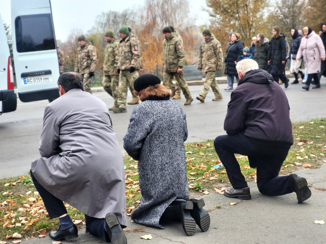 Заповів поховати на Волині і поставити на могилі козацький хрест: провели в останню путь Героя Сергія Голядинця