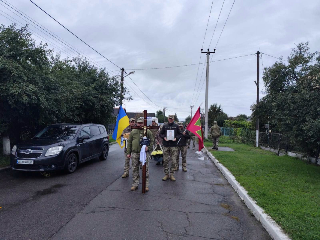Загинув понад рік тому: у Луцькому районі провели в останню путь захисника Юрія Бондарука
