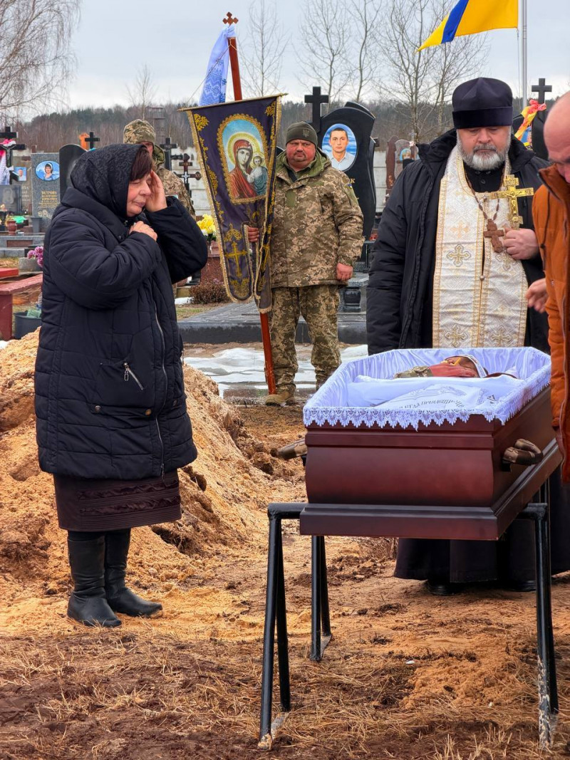 Наприкінці осені мобілізували, а 8 лютого зв’язок з ним обірвався: на Волині провели в останню путь захисника Івана Савлука