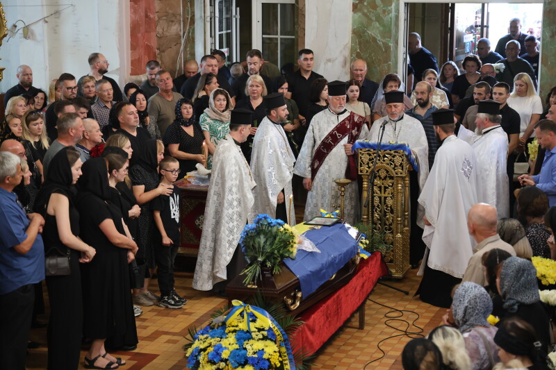 Загинув у травні, в поховали тільки нині: у Луцьку попрощалися із захисником України Сергієм Черленюком