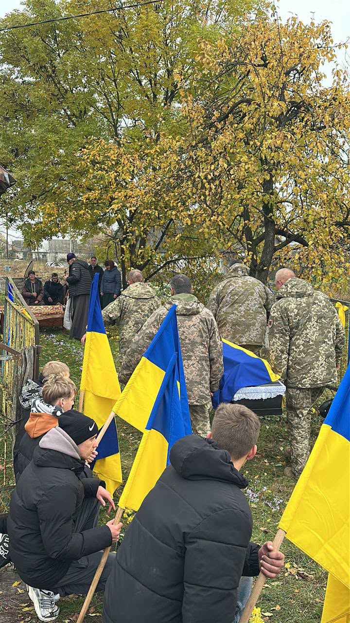 На Волині провели в останню дорогу воїна Романа Лисюка, який помер від важкого поранення