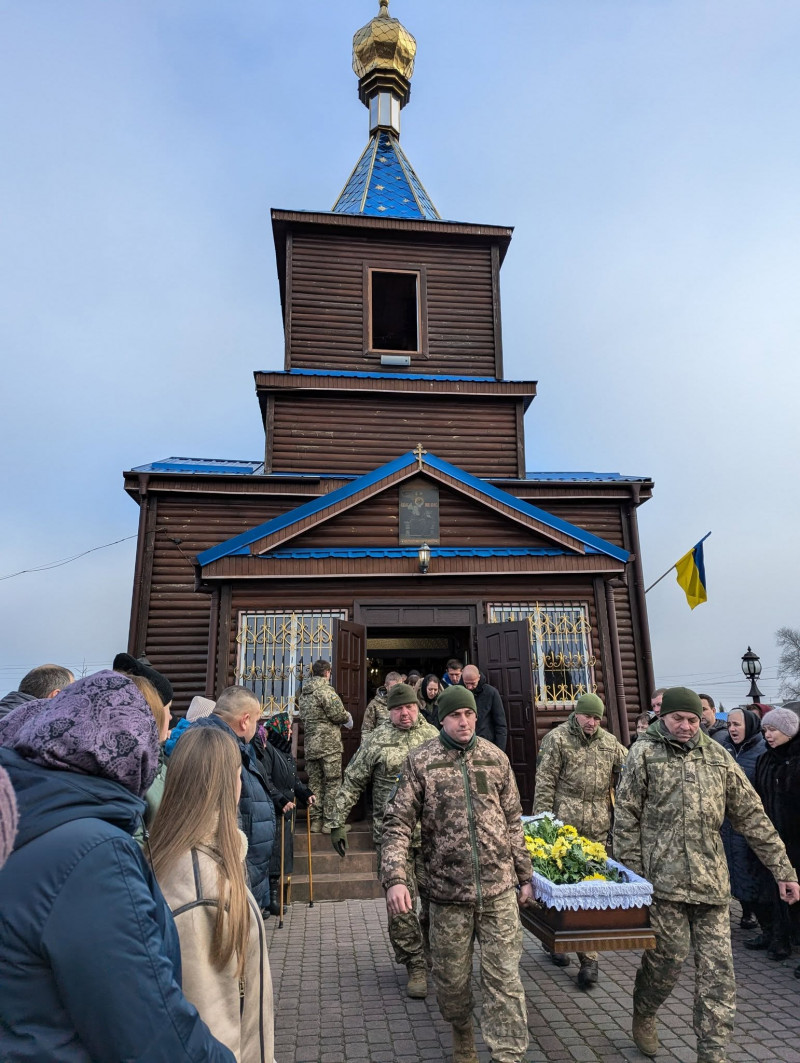 Завжди був готовий допомогти: на Волині провели в останню дорогу загиблого воїна Івана Оніщука