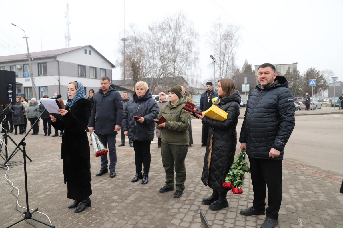 Сподівалися, що захисники з війни повернуться живими та не судилося: рідним загиблих Героїв з Волині вручили їхні ордени