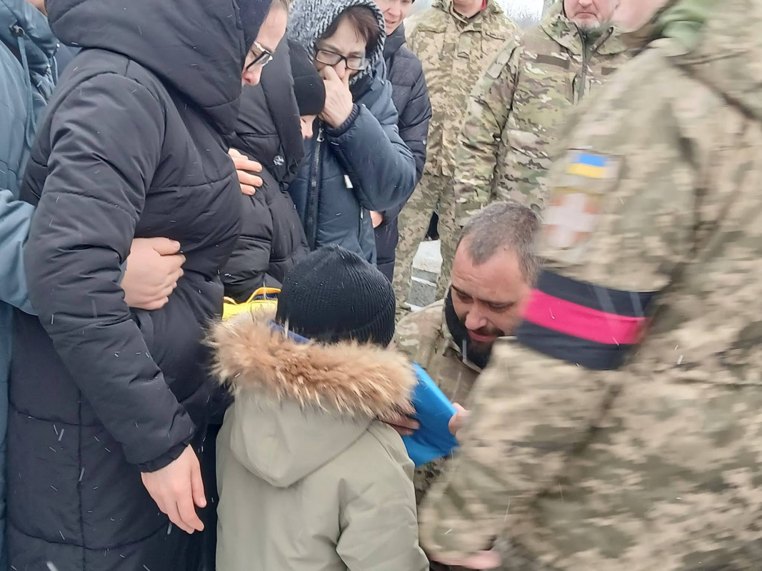 Повернувся додому «на щиті»: волиняни провели на вічний спочинок полеглого капітана Олександра Євтушка