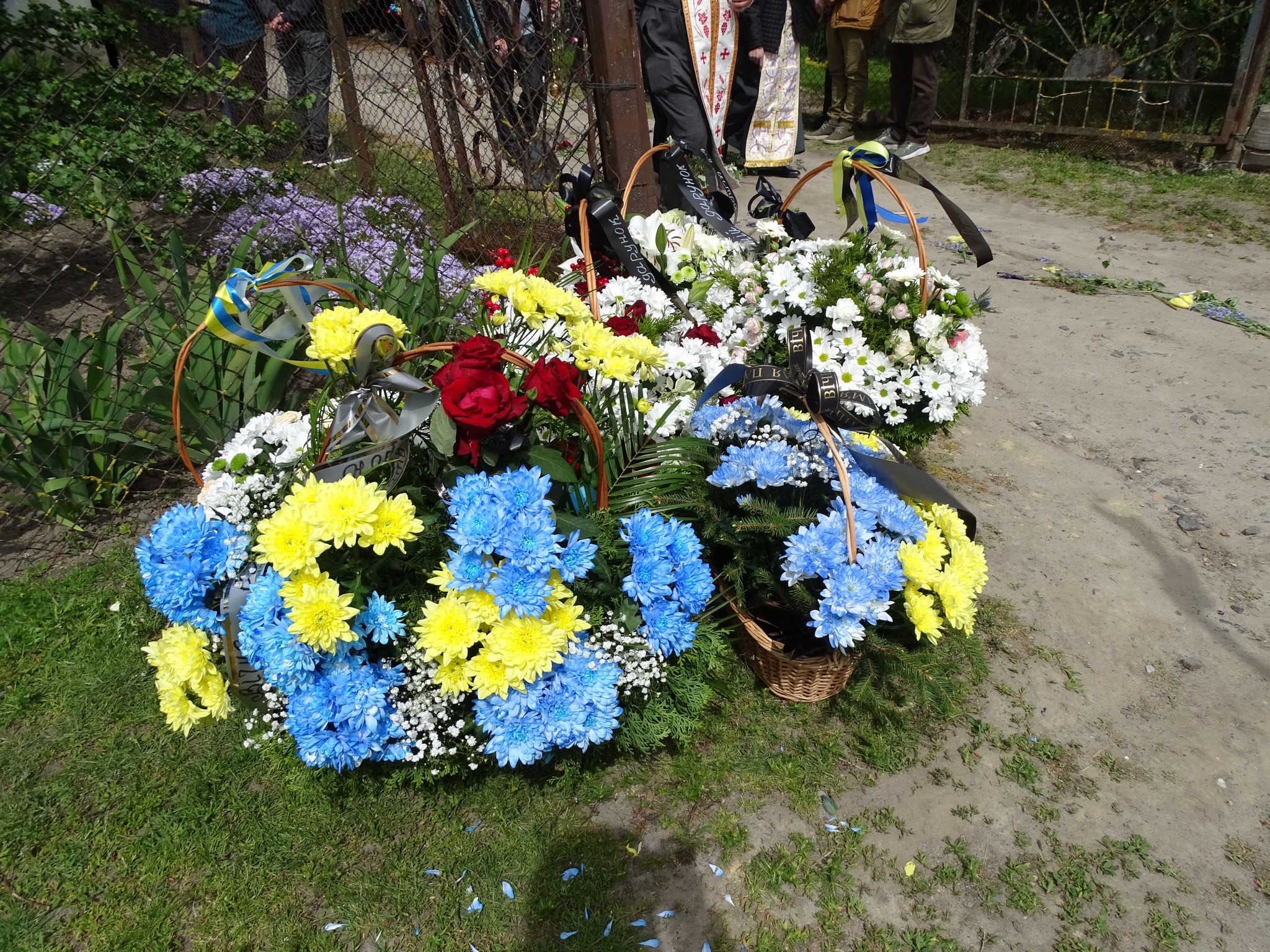 «Вивозив з поля бою поранених, рятував життя, повертав тіла загиблих»: на Волині сотні людей провели в останню дорогу Героя Володимира Кміна