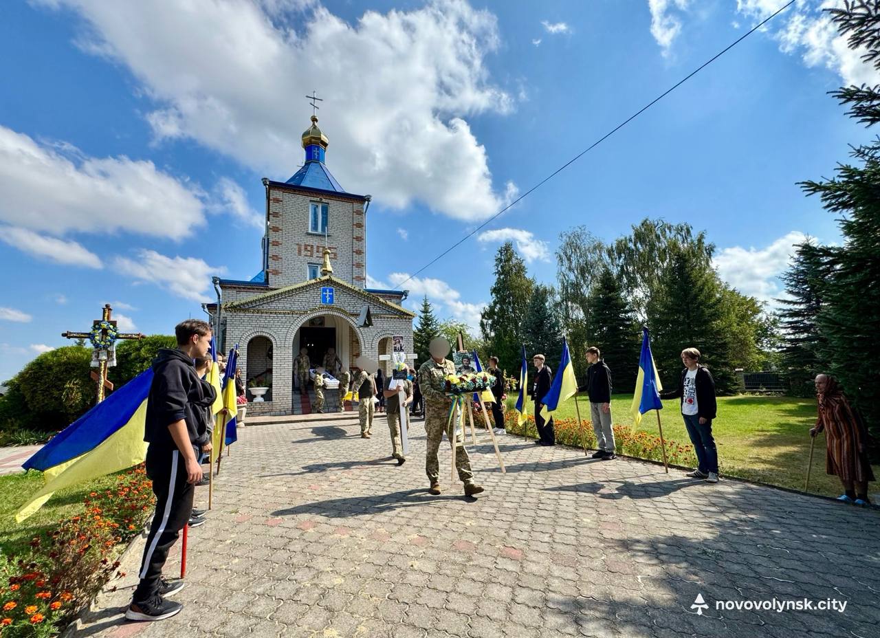 Загинув у Херсоні: на Волині поховали 28-річного Героя Дениса Молчанюка