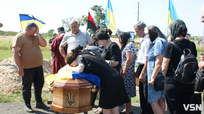 Рідні сподівалися, що в полоні, але дива не сталося: у Рожищі провели в останню путь воїна Миколу Катеринюка