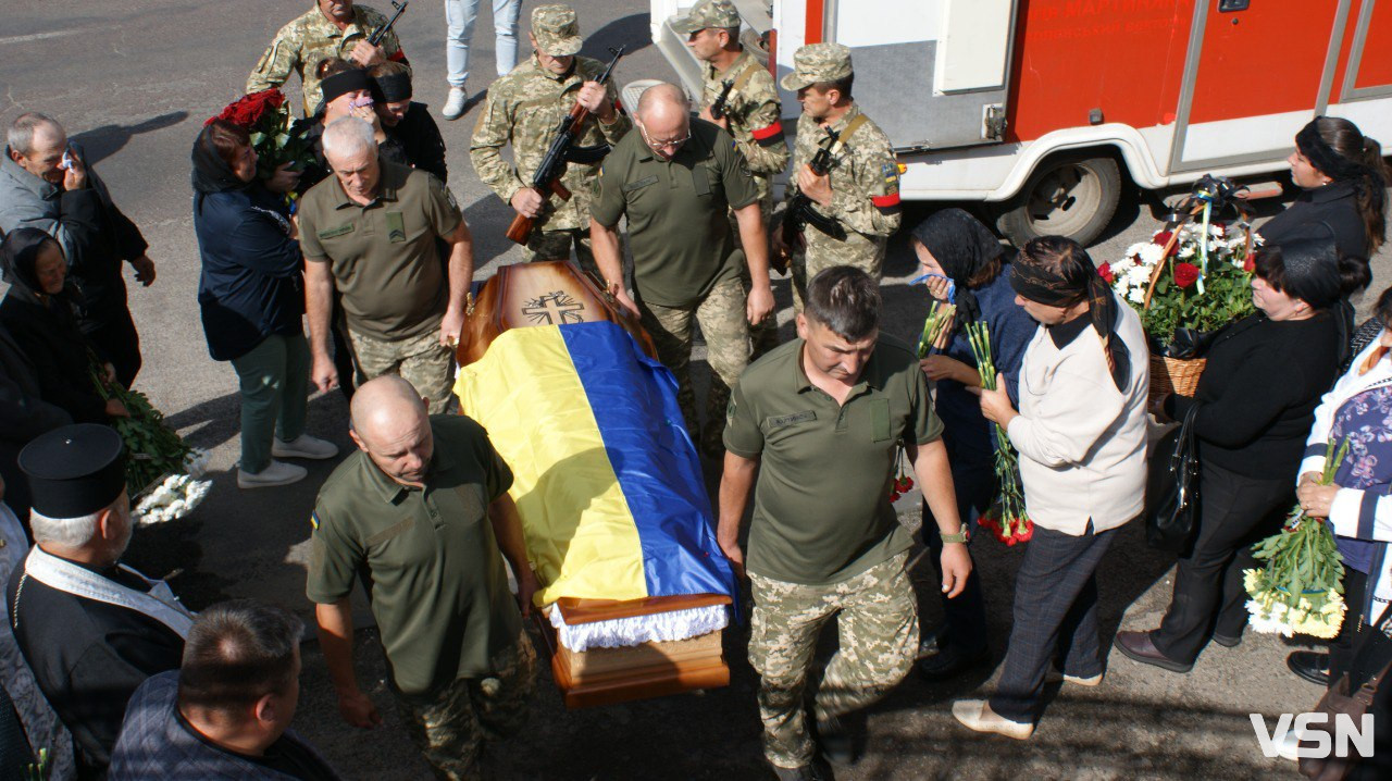 Повернувся додому після майже дворічної невідомості: Рожищенська громада зустріла «на щиті» Героя Віталія Козла. Фото