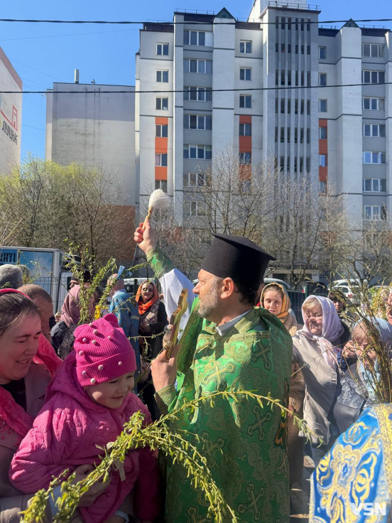 Як у Луцьку освячували вербу. Фото
