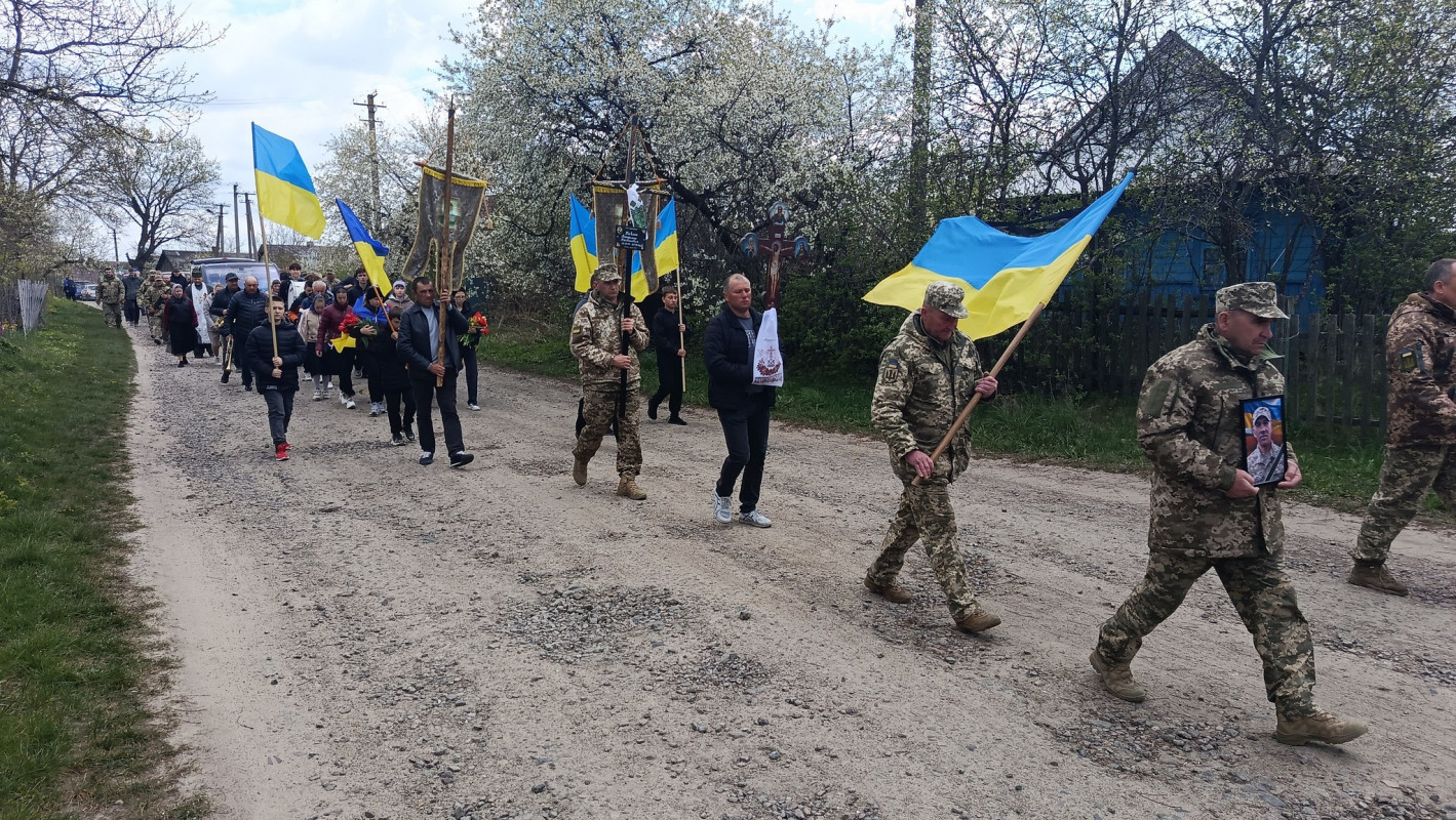 Добровільно став на захист країни: на Волині попрощалися із захисником Володимиром Павлюком