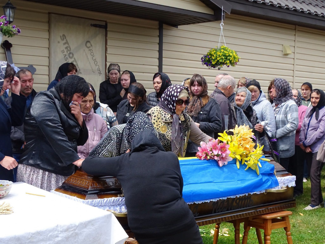 Через майже два роки після загибелі на Волині поховали Героя Валерія Кікавського