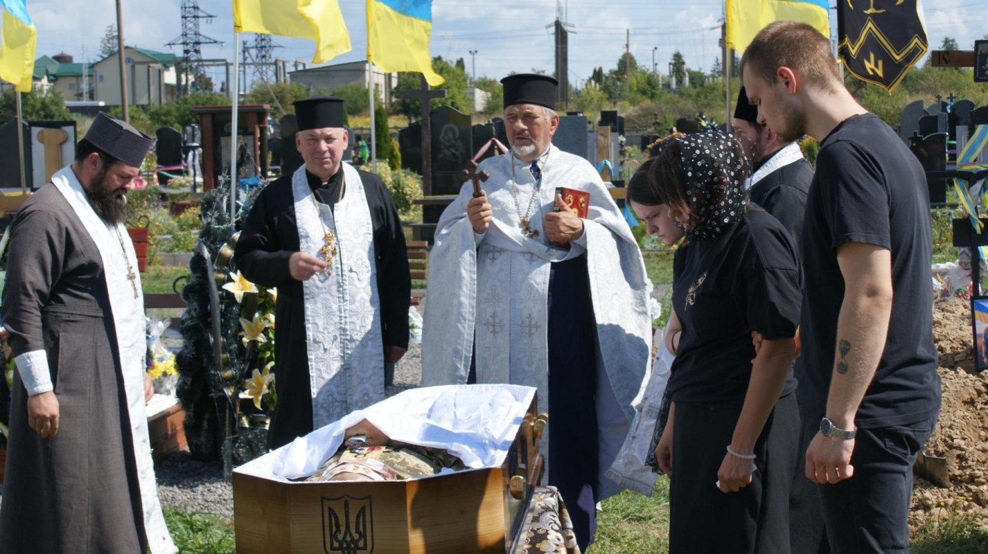 Не встиг натішитися першою онучкою: на Волині провели в останню дорогу воїна Олексія Калюха