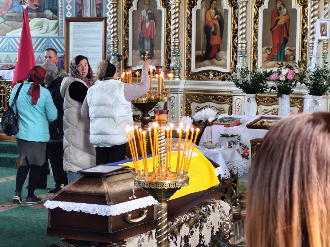 Останній дзвінок для Героя: у місті на Волині попрощалися з Олександром Каленюком