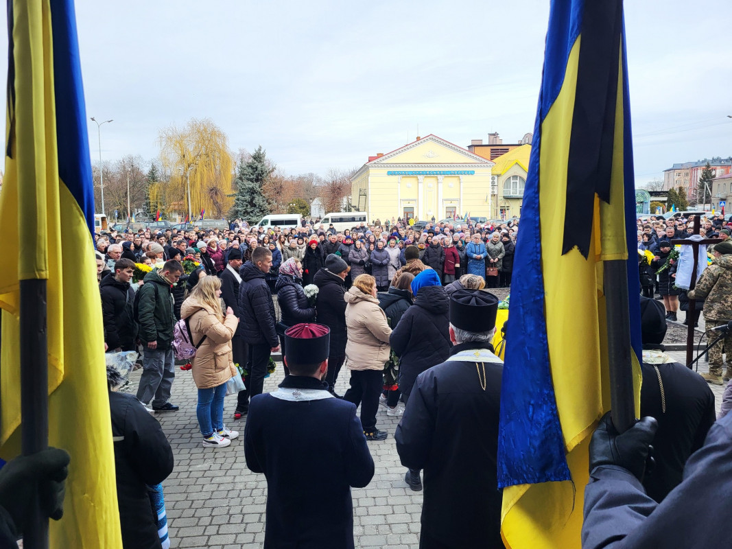 Мріяв одружитися зі своєю коханою: на Волині сотні людей прийшли попрощатися з 33 річним Героєм Андрієм Карацаєм