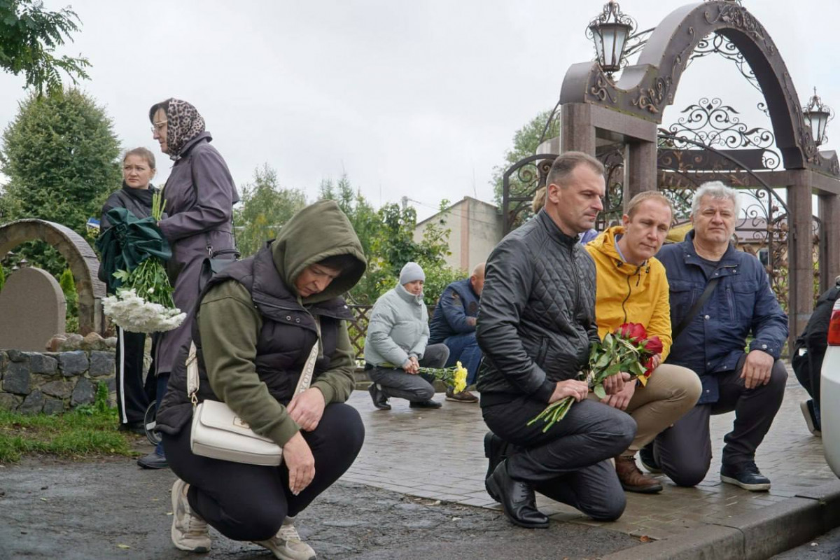 Без батька залишився син: волиняни попрощалися із загиблим захисником Петром Бондарєвим