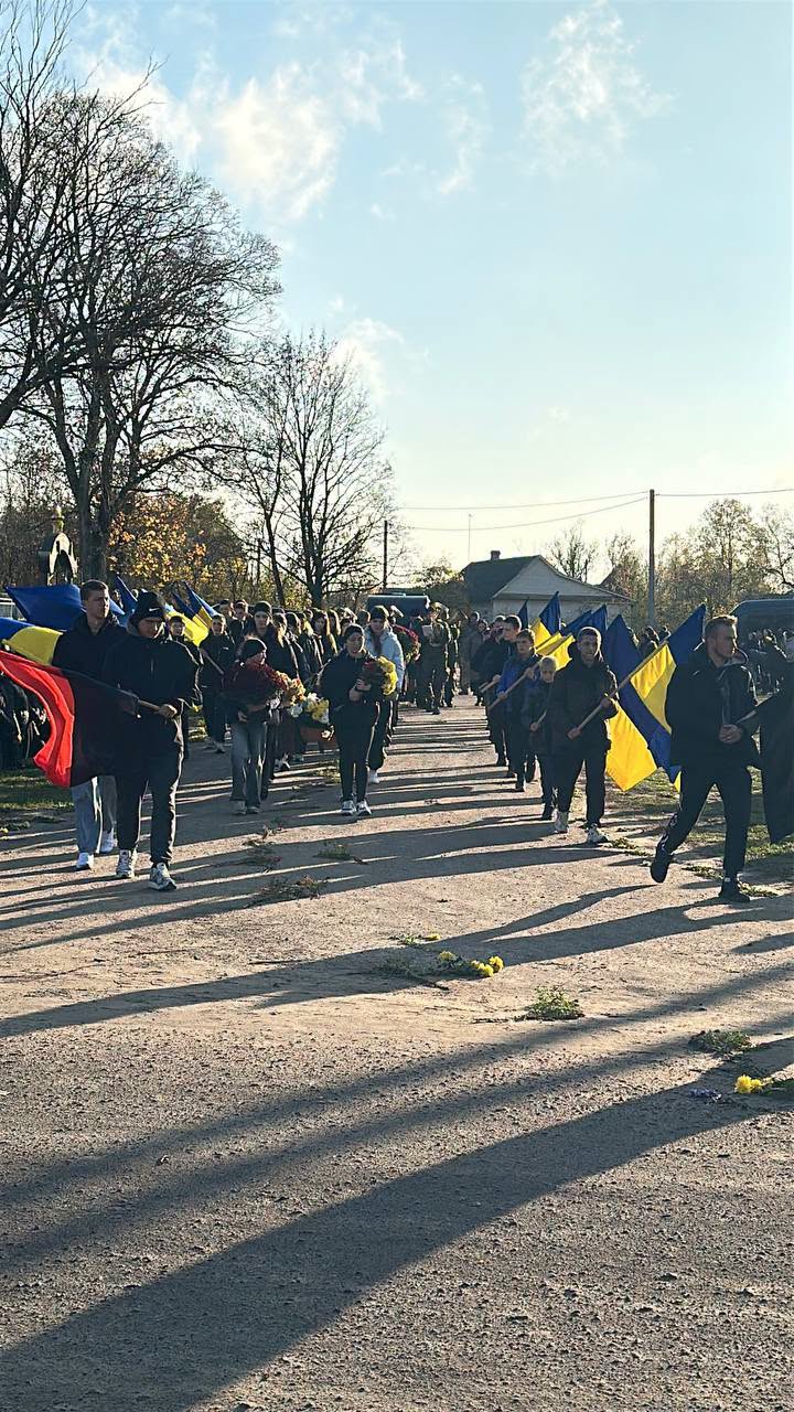 На Волині провели в останню дорогу воїна Романа Лисюка, який помер від важкого поранення