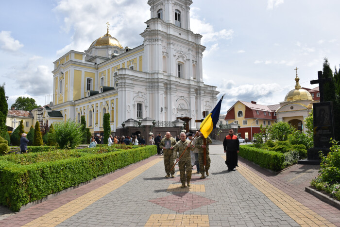 У Луцьку провели в останню путь військовослужбовця Олександра Вибача, який загинув 5 місяців тому