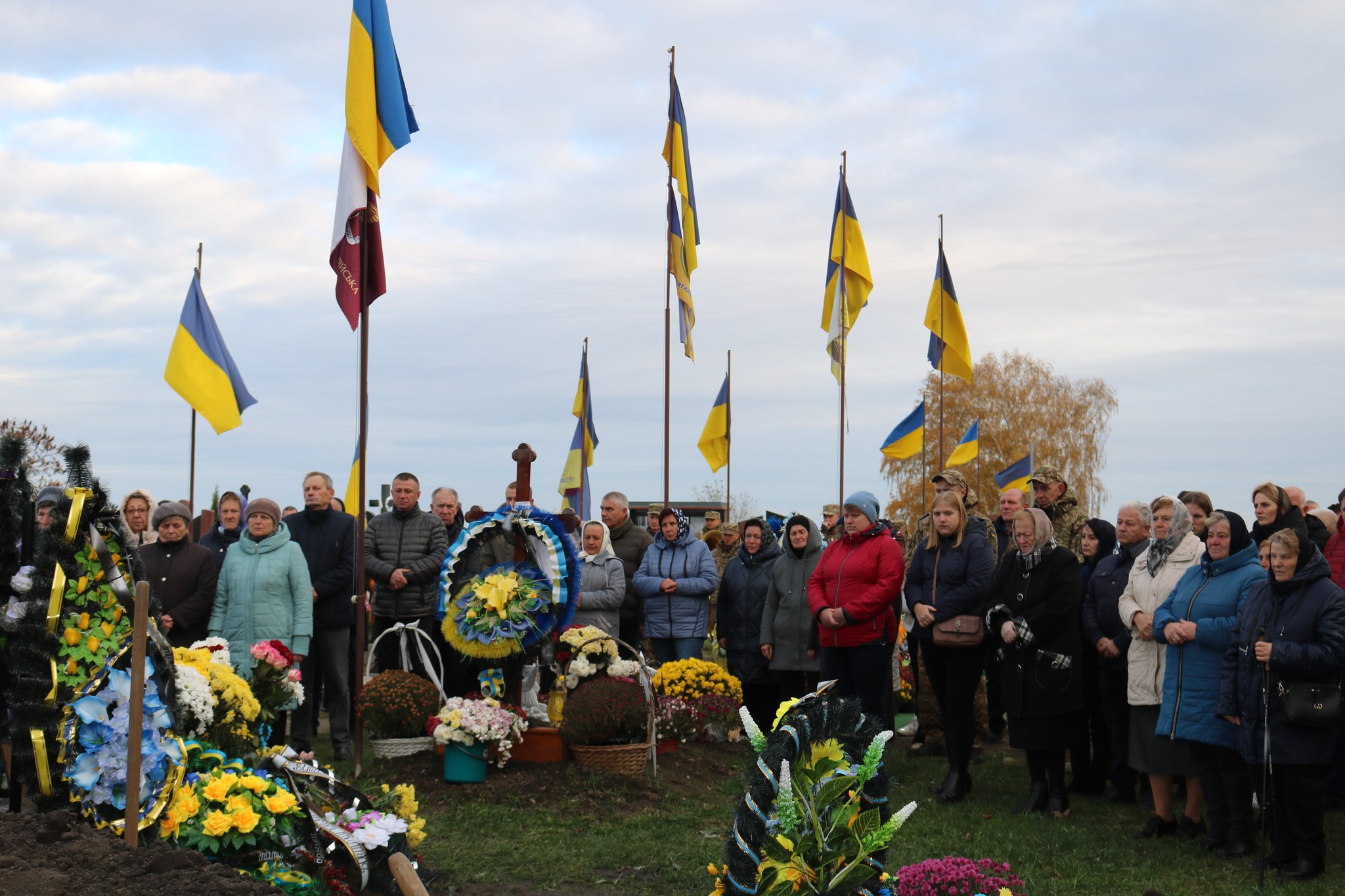 Білим ангелом повернувся додому «на щиті»: на Волині в останню дорогу полеглого на війні Андрія Тихого