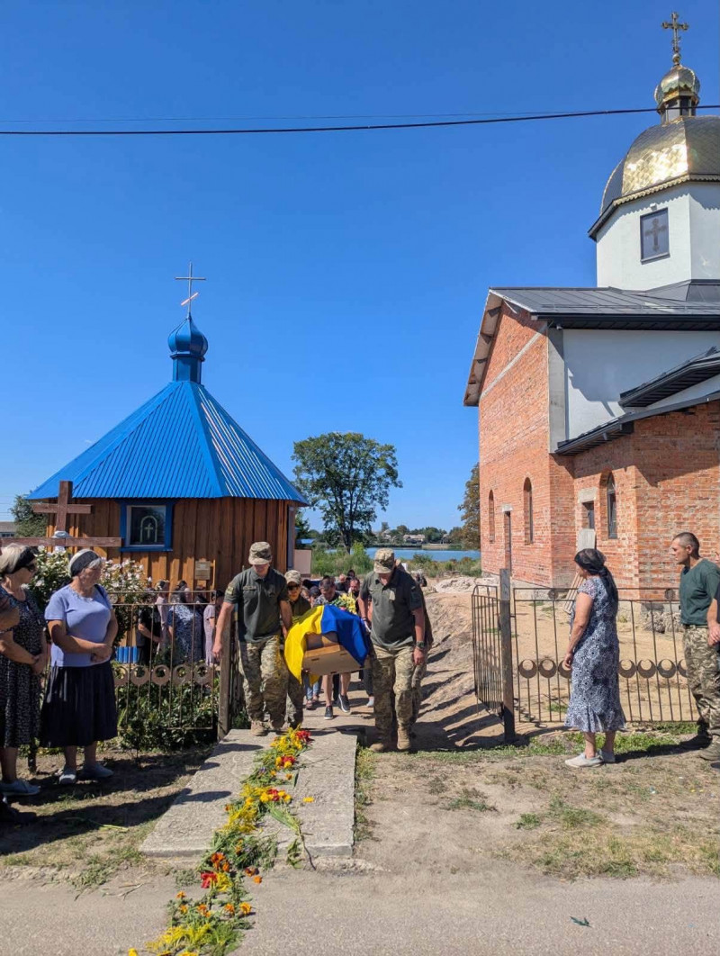 Півторарічний син більше не обійме батька: на Волині попрощалися з 30-річним воїном Віталієм Ксьондзиком
